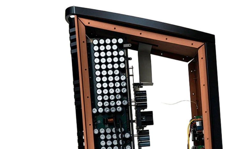M-880 amplification-stage assembly with its local capacitor banks